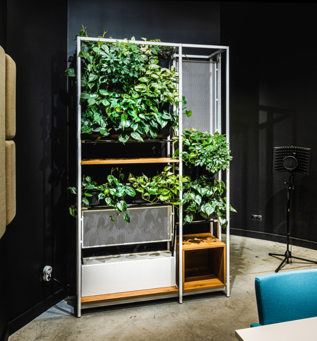 meble z wbudowanym żywym ogrodem wertykalnym
